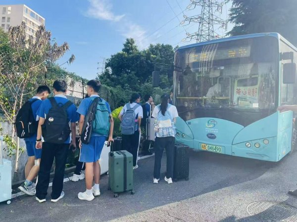 赛岳恒配资 北理莫附属中学直达坳背地铁站 深巴第二分公司开通F602校园巴士